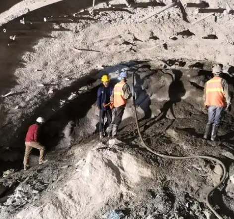 富县拱顶带模注浆料的施工流程及注意事项